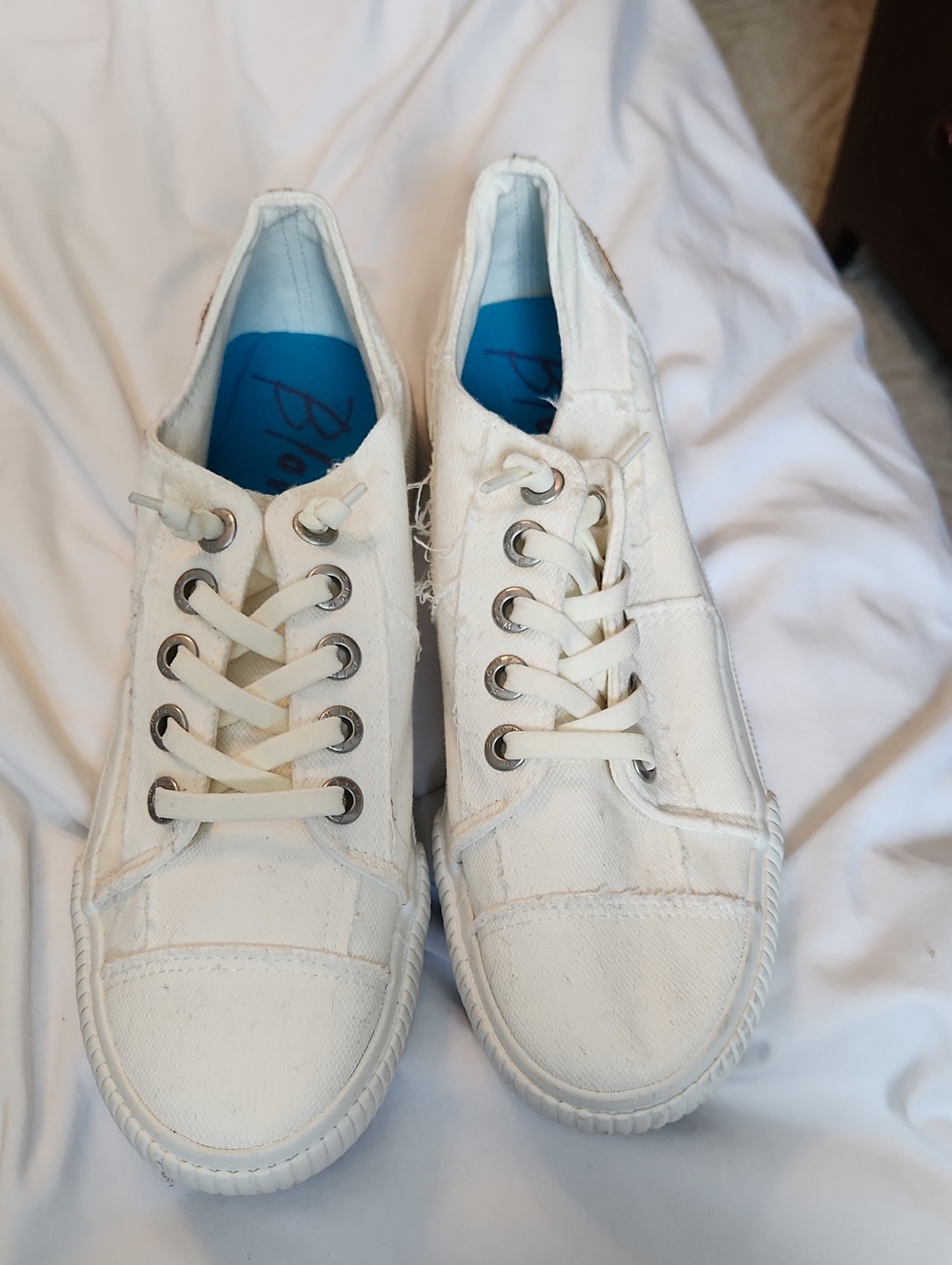Blowfish White Canvas Low-Top Sneakers with Blue Insole